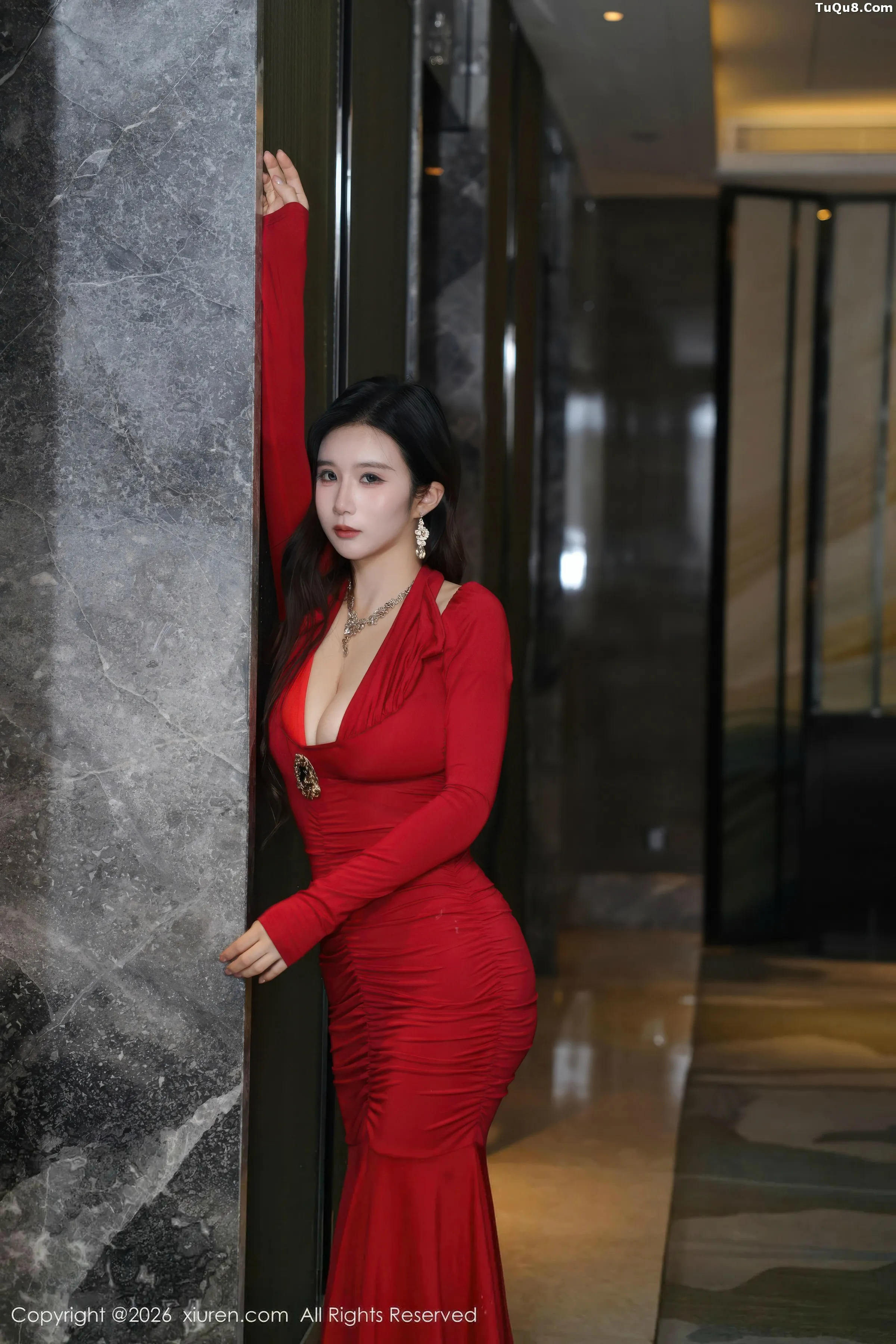 小肉肉咪红色连衣裙露红色内衣配开档黑丝秀凹凸身材绝美写真70P 3